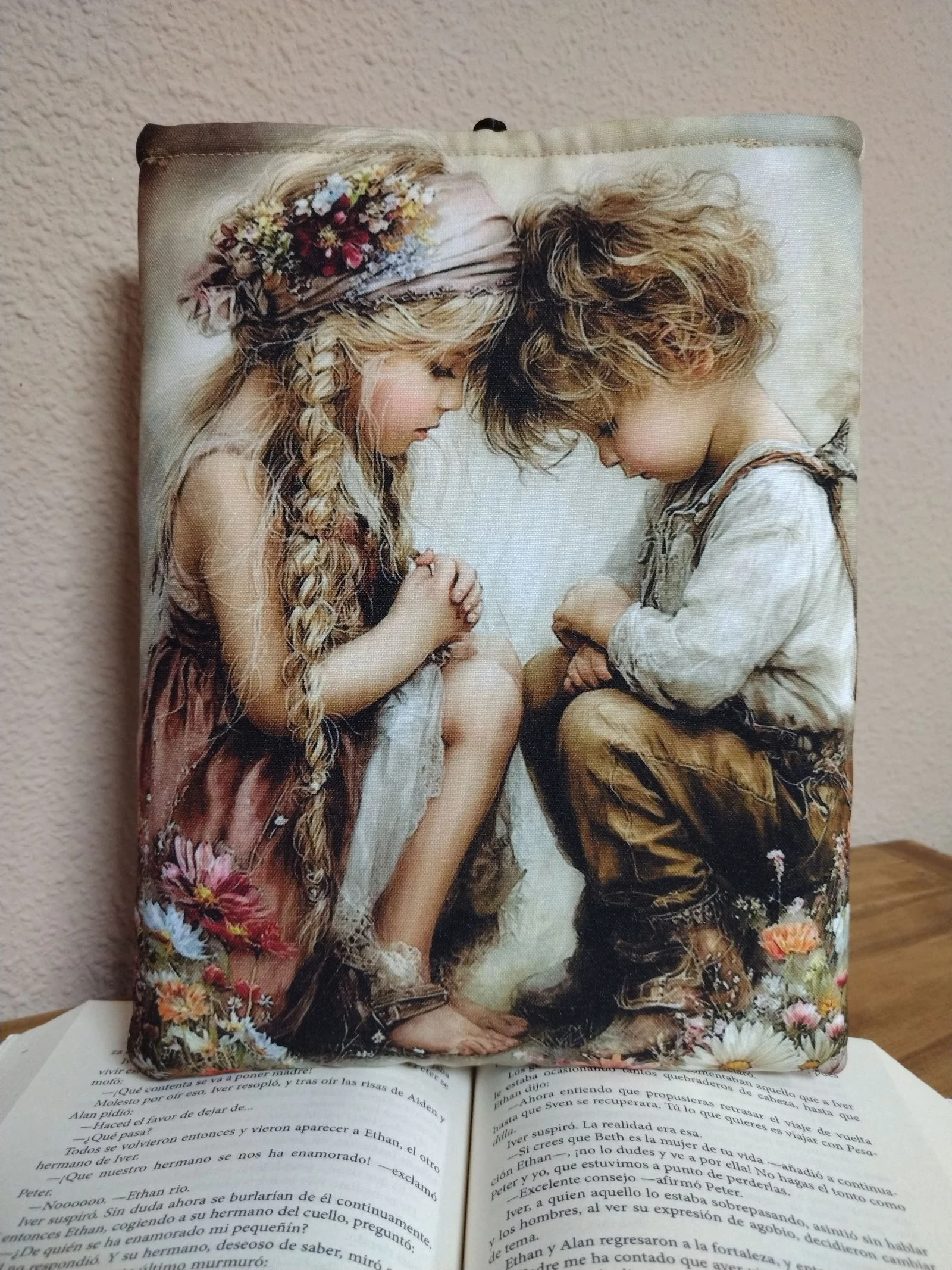 Funda literaria acolchada - Diseño Niños y Flores - Hecho a mano 